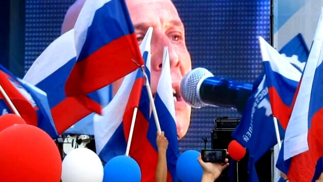 Праздничный концерт. Фрагменты. 22.08.2013г. в России. День Государственного флага Российской Федерации. Наш флаг - Россия. Денис Майданов. Премьера песни о Российском флаге. Автор фото председатель НСНБР А.Г.Огнивцев.